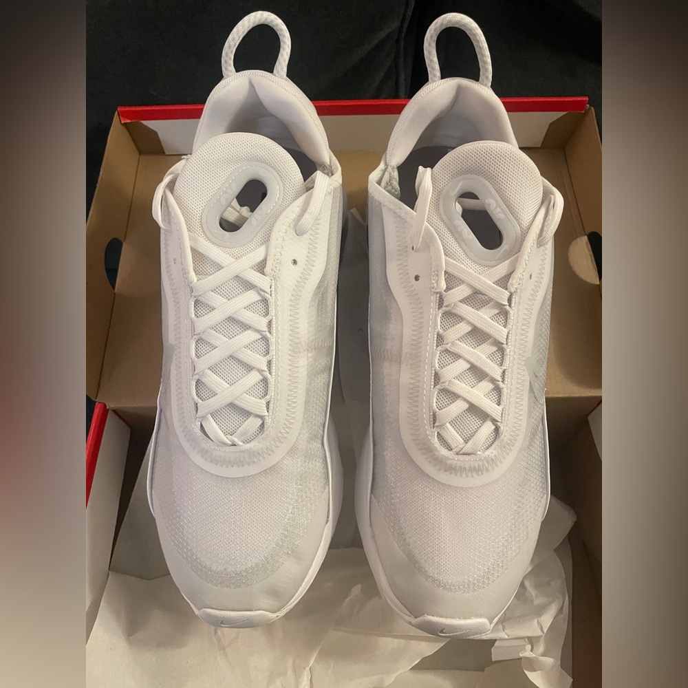 Nike Air Max 2090
Women’s 8.5
Men’s 10.5
BRAND NEW IN THE BOX